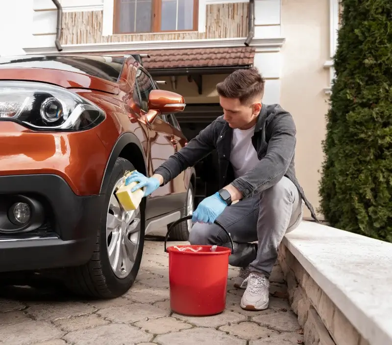 Lavage auto à domicile Labastide-d'Anjou : professionnel intervenant sur un véhicule